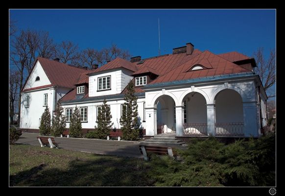 Koszelew - dwór z poł. XIX wieku
Ciekawostka: budynek zbudowany z gliny, otynkowany.

Obecnie: Dom Pomocy Społecznej w Koszelewie
