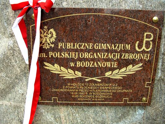 18 września 2007 Bodzanów
Obelisk z tablicą pamiątkową - Nadanie Gimnazjum w Bodzanowie imienia POZ
Słowa kluczowe: bodzanów