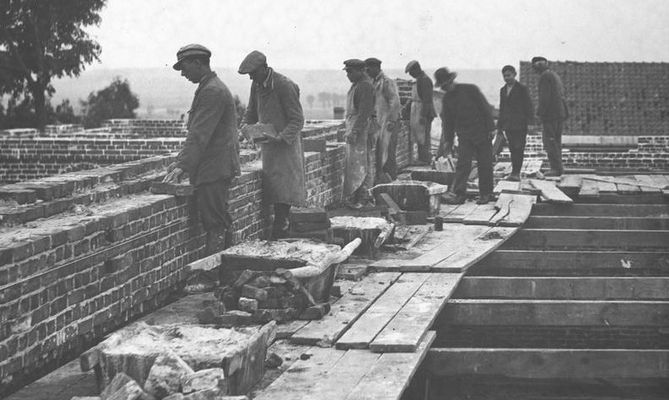 Hotel dla mariawitów - w budowie
rok 1928 
Nigdy nie spotkałem się z nazwą hotel dla mariawitów w Płocku, a taki podpis znajduję się pod tym zdjęciem 
Koncern Ilustrowany Kurier Codzienny - Archiwum Ilustracji
Słowa kluczowe: mariawici hotel