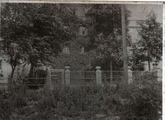 Ogród Górnickich w Płocku
Z pamiętnika Hanny Porembińskiej Wróblewskiej

Duży, biały, dwupiętrowy dom Górnickich, obrośnięty dzikim winem i przesłonięty drzewami. Otwarte okno na drugim piętrze, to okno mego pokoju. Przed wojną dwa i pół roku mieszkałam u dziadków
Słowa kluczowe: Rodzina Górnickich