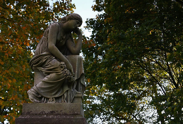 Cmentarz w Sikorzu
Nagrobek:
Jadwigi Piwnickiej (zm. 1874 r), z białego marmuru, z alegoryczną figurą siedzącej kobiety z wieńcem w ręku, z sygnaturą warsztatu rzeźbiarskiego Józefa Mantyla z Warszawy.
