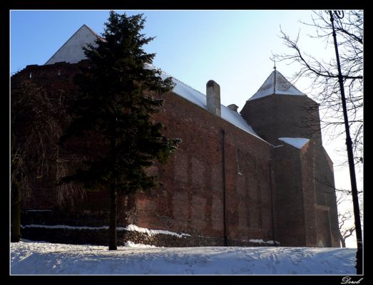 Wieża Szlachecka z fragmentami zamku.
