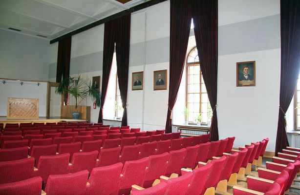 Aula im. Kajetana Morykoniego.
Liceum Ogólnokształcące im. Marszałka Stanisława Małachowskiego.
