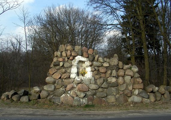 Studzieniec
Kapliczka nad źródłem, widok z drogi.
Słowa kluczowe: Studzieniec