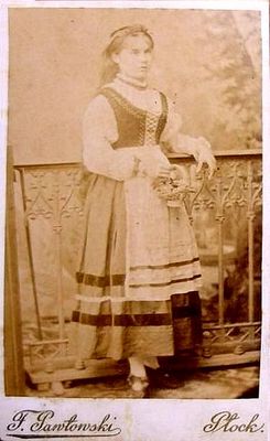 wiejski strój ludowy z płockiego Mazowsza (ze Smoszewa)
zdjęcie zrobione w zakładzie fotograficznym F.Pawłowskiego w Płocku
