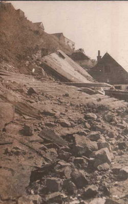 skarpa nad Wisłą w 1917r.
czy to coś co widać to zjechało z góry ze skarpy ?
