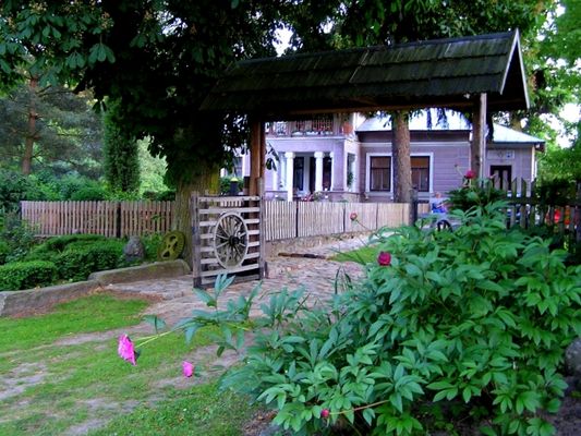 brama i budynek mieszkalny osady młyńskiej z końca XIX w. w Gąsewie k/Bodzanowa
dzięki obecnym właścicielom osada powoli odzyskuje swój dawny wygląd. W odbudowanym młynie mieści się "Galeria w Starym Młynie", która gości wystawy malarskie i rzeźbiarskie lub jest miejscem plenerów dla twórców, bo okolica nad Mołtawą jest urokliwa 
Słowa kluczowe: osada młyńska Gąsewo