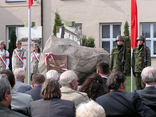 poczty sztandarowe podczas uroczystości odsłonięcia tablicy pamiątkowej Polskiej Organizacji Zbrojnej
przed Gimnazjum im. P.O.Z. w Bodzanowie, 18.IX.2007r.
