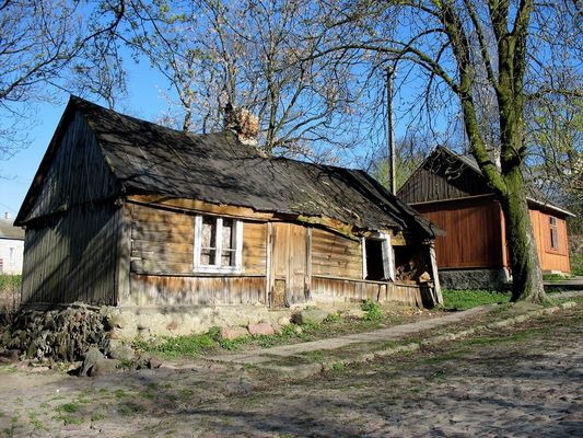 znikająca przeszłość
stary dom przy brukowanej uliczce w Bodzanowie
