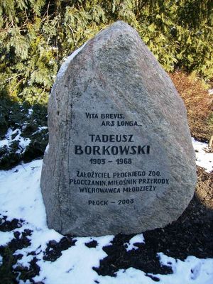 Kamień poświęcony założycielowi płockiego ZOO Tadeuszowi Borkowskiemu
na terenie ZOO
