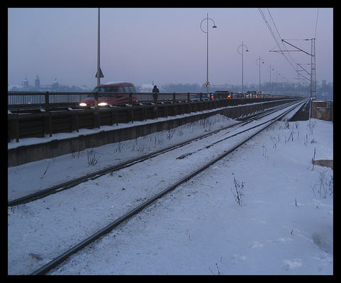 na moście im. Legionów marszałka J. Piłsudskiego
* * * *
o zmierzchu zimą
Słowa kluczowe: most im. Legionów marszałka Józefa Piłsudskiego
