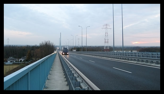 Most Solidarności
* * * *
Most Solidarności w Płocku przez rzekę Wisłę od 21 października 2010 roku znajduje się w ciągu dwóch dróg krajowych - drogi krajowej nr 60 i drogi krajowej nr 62
Słowa kluczowe: Most Solidarności