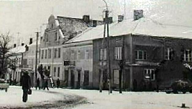 Gąbin zimą
na odwrocie zdjęcia tekst: "zamówiono 4 szt. na 23.I.1981r. rano"... 
praca fotografa z CAF-u
Słowa kluczowe: Gąbin zima 1981r. CAF