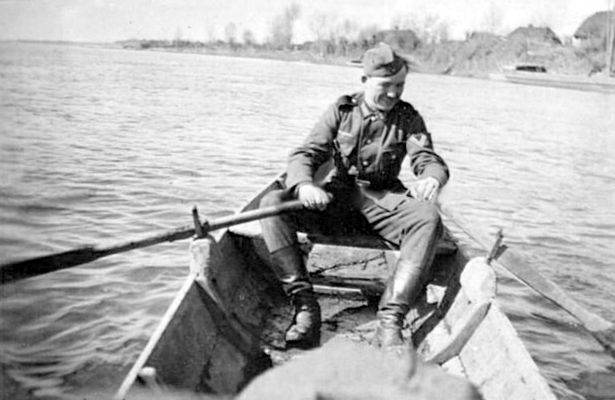 niemiecki żołnierz na łódce 1941r.
w tle Borowiczki lub ...
Słowa kluczowe: Wisła Borowiczki 1941r.