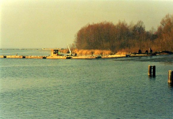 odbudowa płockiego brzegu Wisły piaskiem wydobytym pogłębiarką z dna rzeki
listopad 2003r.
Słowa kluczowe: odbudowa płockiego brzegu Wisły piaskiem wydobytym pogłębiarką z dna rzeki XI 2003r.