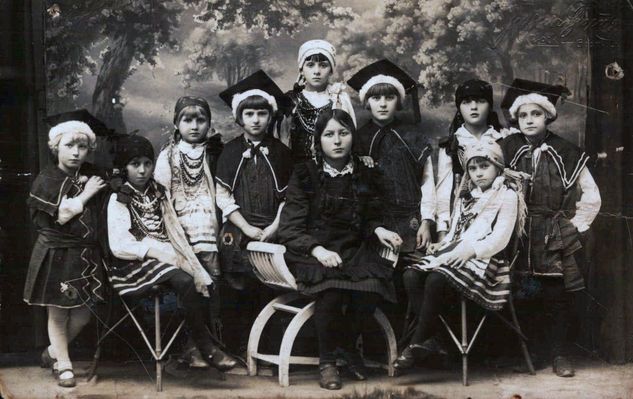 Fotografia szkolna /szkoła w Radziwiu
'Na pamiątkę wspólnie spędzonych wesołych chwil' - zdjęcie z 1929 roku. Trzecia od lewej - ośmioletnia Zofia Żurek. Na odwrocie zdjęcia są podpisy pozostałych osób. ..Może ktoś jeszcze posiada takie zdjęcie i rozpoznaje na nim bliską osobę znaną osobiście lub z przekazywanych wspomnień? :)
