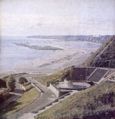 Amfiteatr - pocz. lat 70tych.
Z krawędzi skarpy rozciąga się rozległy widok na niebieską wstęgę Wisły - w dolnej części malowniczo wkomponowany amfiteatr. (tyt.org.)
