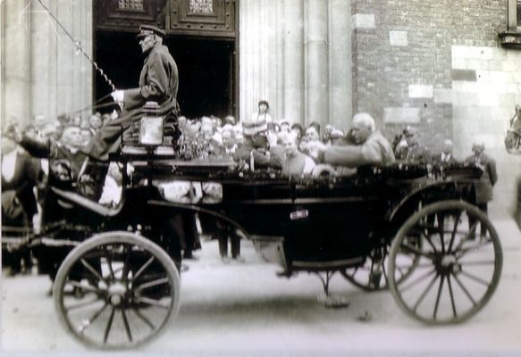 Prezydent Rzeczypospolitej Polskiej Ignacy Mościcki przed Bazyliką Katedralna.
10 lipiec 1928 rok. W tym dniu Prezydent otrzymał dyplom Honorowego Obywatela m. Płocka. Na drugim planie za powozem ks. bp. Leon Wetmański.
