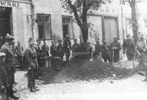 Obrońcy Płocka przy sypaniu barykad - 1920 r.
