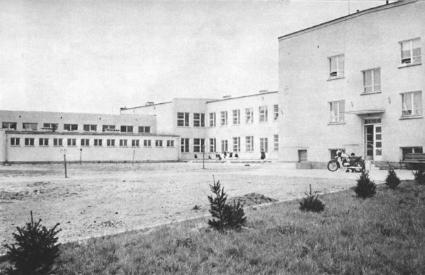 Szkoła im. Władysława Broniewskiego
Pomnik tysiąclecia, zbudowana w 1962 roku.
