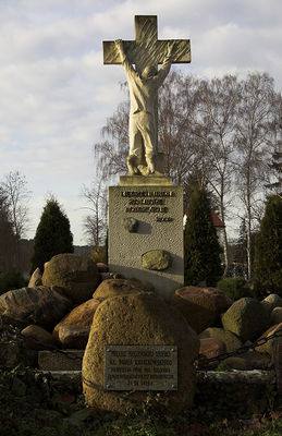 Soczewka
Pomnik: "Męczennikom za Wiarę i Ojczyznę"
oraz kamień upamiętniający męczeńską śmierć [b]ks. Pawła Kwiatkowskiego[/b] - pierwszego proboszcza parafii Soczewka zamordowanego przez hitlerowców 23 września 1939 r.

okolice Kościoła w Soczewce
