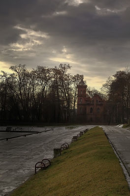 Nowy Duninów
Bulwar "Solidarności" w Nowym Duninowie
W tle zameczek neogotycki powstały w latach 1835-40. Zbudowany z cegły, z wysoką 3-piętrową wieżą, z ostrołukowymi neogotyckimi otworami okiennymi. Zameczek pełnił różne funkcje, w tym także kaplicy ewangelicko-augsburskiej. 
