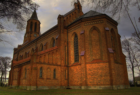 Nowy Duninów
Jednonawowy, neogotycki, murowany kościół pod wezwaniem Niepokalanego Poczęcia NMP, zbudowany został w latach 1901-1911 staraniem ks. M. Kozakowskiego, z fundacji A. Ike-Duninowskiego i parafian. Konsekrował go w 1911 r. bp Stanisław Zdzitowiecki. W czasie II wojny światowej, po aresztowaniu ks. Szczepana Ryglewicza w 1940 r., kościół był zamknięty. Po wojnie świątynię odnowiono w 1956 r.
