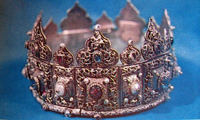 Romański diadem piastowski
z drugiej połowy XIII wieku, przerobiony w roku 1614. Skarbiec katedry płockiej
