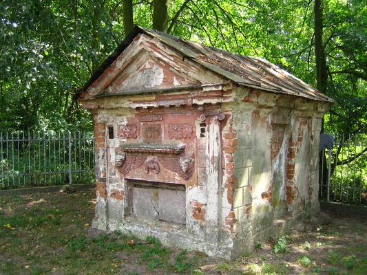 Grobowiec
teren kościoła w Brwilnie
