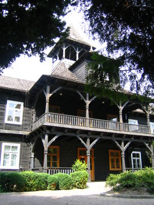 D.P.S. w Brwilnie
zabytkowy obiekt - już chyba nie zamieszkały przez pensjonariuszy.
