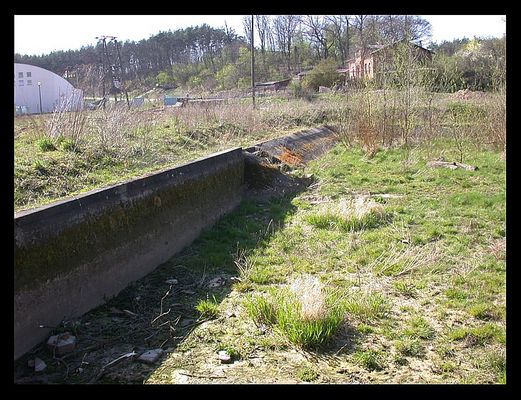 Stary basen odkryty w Słupnie
Z pobliskiej rzezki Słupianki dawnej Maszewki wpływała do niego woda (nadal wpadaja resztki wody) zamykano zawór, nastenie woda się nagrzewała od słońca i można się było pluskać, w pobliżu znajdowały się przebieralnie i prawdopodobnie altana gdzie można było raczyc się "drinkami" :) Obiekt już od ponad 10 lat jest zapuszczony a w basenie rosna drzewa, tuż obok znajduje się Gimnazjum w Słupnie :) (które się pięknie rozbudowywuje co cieszy oko). Do basenu prowadzily schody dla mieszkanców Słupna II 
