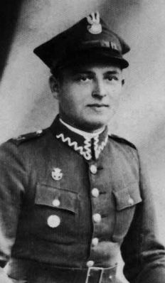 Przybyłowski Jerzy
W październiku 1944 r. przyczynił się do likwidacji przez żołnierzy Kedywu pięcioosobowej grupy skoczków sowieckich, którzy prowadzili działalność wywiadowczą skierowaną przeciw Armii Krajowej. W ramach swojej działalności uczestniczył w "rozgrywce kontrwywiadowczej"  prowadzonej z Niemcami przez Inspektorat Płocko-Sierpeckiego AK, w wyniku której w listopadzie i grudniu 1944 r. strona niemiecka zwolniła z więzienia w Płocku, kilkudziesięciu zatrzymanych wcześniej mieszkańców ziemi płockiej.
Słowa kluczowe: Przybyłowski Jerzy POZ AK NSZ NZW