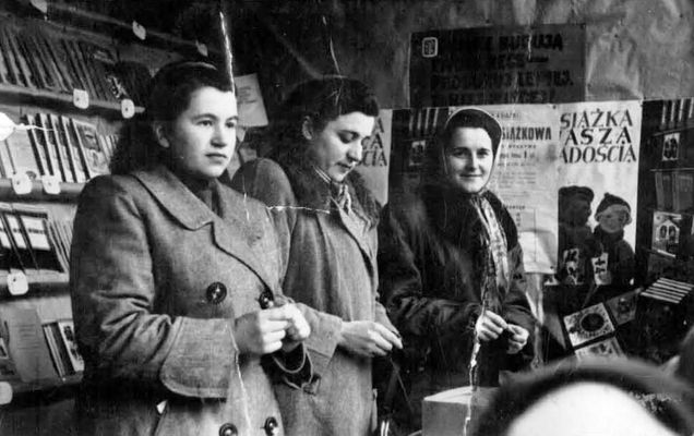 Kiermasz książki
Z prywatnego archiwum - Majowy kiermasz książki prawdopodobnie w Spółdzielczym Domu Kultury w Płocku.
lata 70-te?
Słowa kluczowe: kiermasz książka