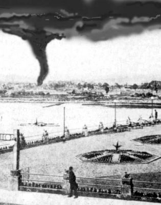 Trąba wodna
[i]Niebo było zasłonięte chmurami, w powietrzu parno. Jedna z chmur koloru ciemno - niebieskiego wydawała się znacznie niżej położoną niż inne. Nagle chmura zaczęła się wydłużać i ściągać ku ziemi tak, że w końcu utworzyła wyraźny zupełnie lejek, który niższą podstawą sięgał powierzchni ziemi. Lejek ów przez pewien czas toczył się po polach, aż w końcu gdzieś, czego widzowie nie spostrzegli, zniknął około lasku łąckiego. Słyszano następnie silny huk, jakby uderzenie piorunu, ale błyskawicy przytem nie zauważono. Zjawisko to tłomaczyć zapewne można tak, że łączyły się dwie elektryczności: atmosferyczna w chmurze i ziemska. Zauważyć przy tem trzeba, że powietrze w dniu tym parnym przepojone było elektrycznością [/i] (Echa Płockie i Łomżyńskie 13 maja 1899 r).
