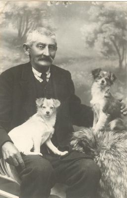 Julian Górnicki z pieskami Fifinką i Perełką
Z pamiętnika Hanny Porembińskiej Wróblewskiej

Julian i Konstancja Górniccy pochowani są w Płocku, w krypcie kościółka wybudowanego przez rodzinę Górnickich na cmentarzu płockim
Słowa kluczowe: Rodzina Gornickich