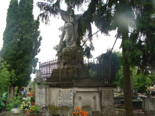 cmentarz w Bielsku
Jan Wernik, obywatel dóbr ziemskich oraz były naczelnik deputacyi kwaterunkowej w Bielsku, były kassyer b. magistratu m Bielska i członek honorowy komissyi poborowej do wojska i kawaler orderu sca Stanisława żył lat 81 Umarł d. 28 września 1893 r Prosi o westchnienie do Bogu za jego duszę / pisownia oeyginalna/

Słowa kluczowe: Bielsk