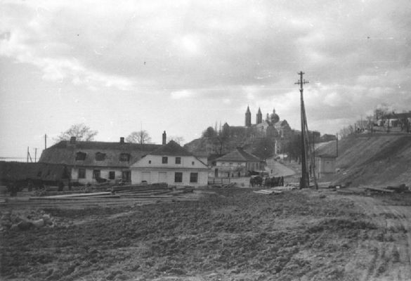 Lata 30-te XX w - Droga do mostu
Wzgórze Tumskie podczas prac budowlanych przy budowie ulicy Mostowej - dojazdu do nowego mostu. Kiedyś kolejność była inna. Drogi dojazdowe budowano zanim powstał most... 

'Płock w starej fotografii (po roku 1945)' - [url=http://historia.e-plock.pl/po1945/galeria.html]http://historia.e-plock.pl/po1945/galeria.html[/url]

Słowa kluczowe: Mostowa