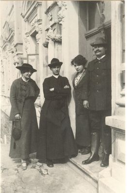 Rodzina Górnickich
Babcia Mita ze stryjecznymi braćmi księdzem Górnickim i Eugeniuszem Górnickim, lekarzem oraz żoną trzeciego brata stryjecznego Józefa Górnickiego, Marią

Zdjęcie zrobione przed wejściem do domu Górnickich na Rybakach w pierwszych latach XX wieku

z pamiętnika p. Hanny z Poręmbińskich Wróblewska
Słowa kluczowe: Rodzina Górnickich