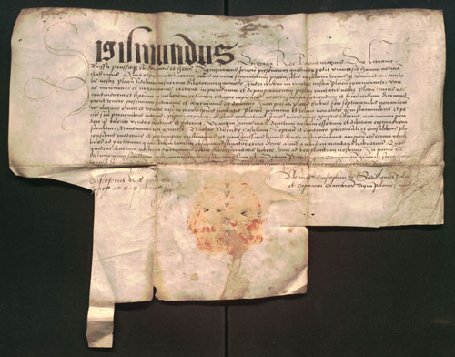 Rękopis króla Zygmunta I Starego, który ogranicza handel Żydów w Płocku 
Jeszcze w 1483 r. do skarbu książęcego wpływał czynsz jedynie od dwóch rodzin żydowskich mieszkających w Płocku, jednak w XVI w. nastąpiło gwałtowne zwiększenie liczby Żydów. Z racji tego, że zajmowali się rzemiosłem (piekarstwo, kuśnierstwo), a zwłaszcza handlem mieszczanie płoccy poczuli się zagrożeni i dwukrotnie zwracali się do króla prosząc o ograniczenie działalności Żydów. Efektem tych próśb był prezentowany dokument wydany w 1521 r. i powtórzony dwa lata później, zakazujący Żydom prowadzenia handlu detalicznego w Płocku. Pozwolono im jedynie sprzedawać całe partie sukna i płótna, a pieprz, szafran i inne przyprawy jedynie na funty. Nad wykonaniem zarządzenia królewskiego miał czuwać starosta płocki Mikołaj Niszczycki. (Ewa Piórkowska) 
