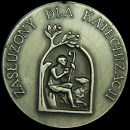 Zasłużony dla katechizacji - Diecezja Płocka
Awers: Postać z profilu w prawo siedząca pod drzewem, u stóp której owieczka. W otoku napis: ZASŁUŻONY DLA KATECHIZACJI. Rok emisji: 2005

Projektant: Beata Wątróbska-Wdowiarska

Wykonawca: Beat Wątróbska-Wdowiarska

Emitent: Wydział Katechetyczny Kurii Diecezjalnej Płockie 

Słowa kluczowe: medal