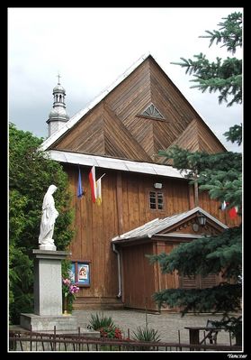 Kościół w Słupnie
Drewniany kościółek z 1630 r., o renesansowo - barokowym wyposażeniu.
