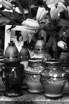 [*] [*] [*]
To największa tragedia w historii Polski. Prezydent Polski Lech Kaczyński wraz z 95 osobami zginęli w katastrofie samolotu Tupolew 154M. 
Na pokładzie były najważniejsze osoby w państwie.
Do katastrofy doszło 10.04.2010r. o godzinie o 8.56 czasu polskiego na lotnisku wojskowym w Smoleńsku.

