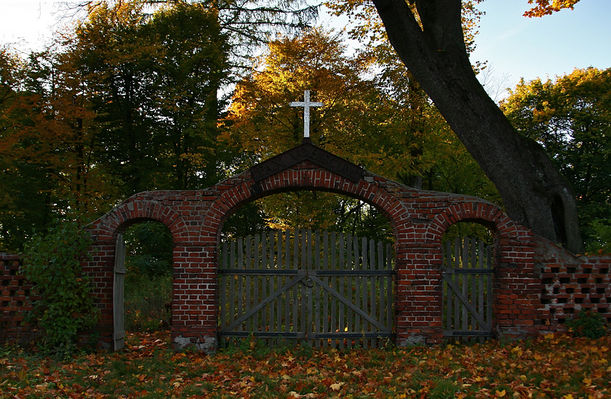 Wejście na ...
... dawny cmentarz grzebalny w Sikorzu (przy kościele parafialnym p.w. Trójcy Św.).Założony ok. XIV/XV w .Posiada ogrodzenie z cegły i bramę datowaną na 1767 rok. U wejścia widnieje napis na żeliwnej płycie "Pax Vobiscum" Ok.. 1870 roku z fundacji ks. I. Smoleńskiego wzniesiona została na cmentarzu kaplica cmentarna rozebrana przed wojną.

