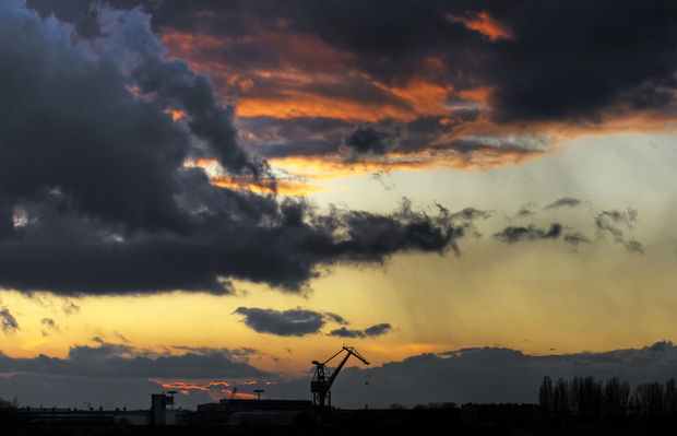 Zachód nad Centromostem
CENTROMOST Stocznia Rzeczna w Płocku Spółka z ograniczona odpowiedzialnością, powstała z połączenia kapitałów i doświadczeń znanych polskich firm Centromor S.A. z Gdańska i Mostostal Płock S.A. z Płocka, przejmując majątek dawnej Płockiej Stoczni Rzecznej i jej najlepsze tradycje w budowie i remontach statków rzecznych i rzeczno-morskich, produkcji konstrukcji stalowych, hydrotechnicznych i wyposażenia okrętowego. 

