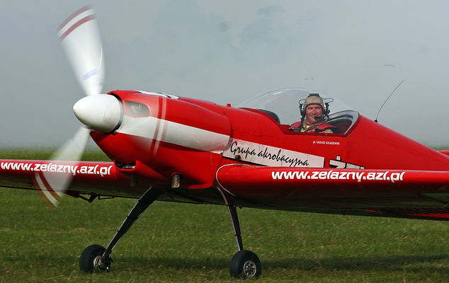 Żelazny - Tadeusz Kołaszewski
PRAWOSKRZYDŁOWY ZLIN-50 "PIĄTKA”
mgr pil. Tadeusz KOŁASZEWSKI
- instuktor szybowcowy i samolotowy, członek Aeroklubu Ziemi Lubuskiej, pilot i inspektor BL Wydziału Lotniczego LOSG w Zielonej Górze. Nalot 1560 h. Reprezentant Aeroklubu Ziemi Lubuskiej w Mistrzostwach Polski - Wicemistrz Polski ADVANCED 2002 .
