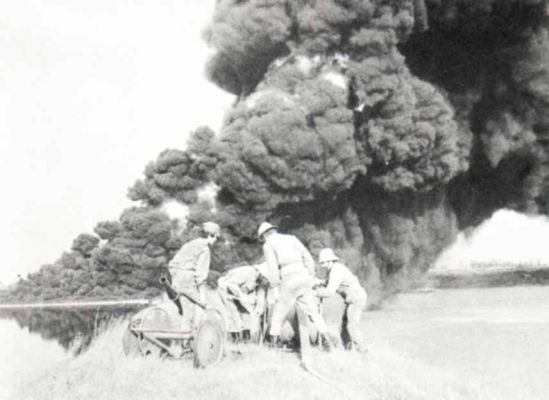 Pożar w Chełpowie - MZRiP
Pożar zbiornika szlamowego w oczyszczalni ścieków MZRiP - brygada Zakładowej Straży Pożarnej podczas akcji gaśniczej.

