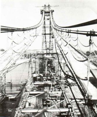 Budowa mostu wiszącego
Budowa mostu wiszącego dla przerzucenia rurociągu "Przyjaźń" przez Wisłę
