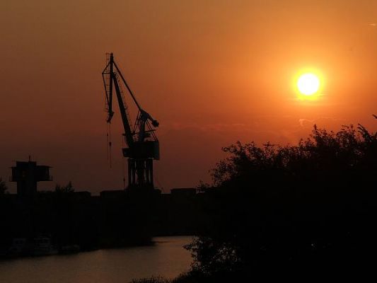 Stocznia rzeczna
wiktor@donvictorio.com
Słowa kluczowe: Wisła, rzeka, stocznia, port