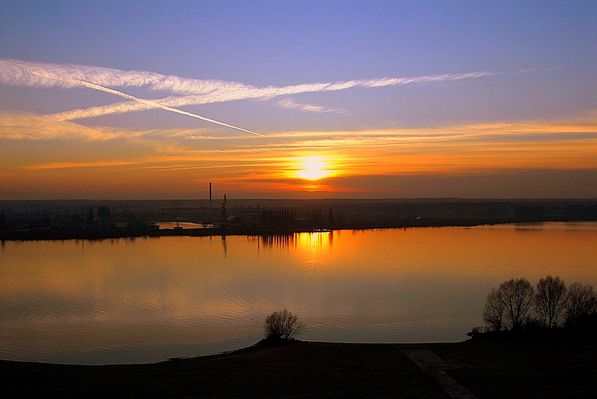 Zachód słońca nad Wisłą .
