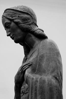 MATKA BOSKA Z NAZARETU
przed kościołem na "górkach"
